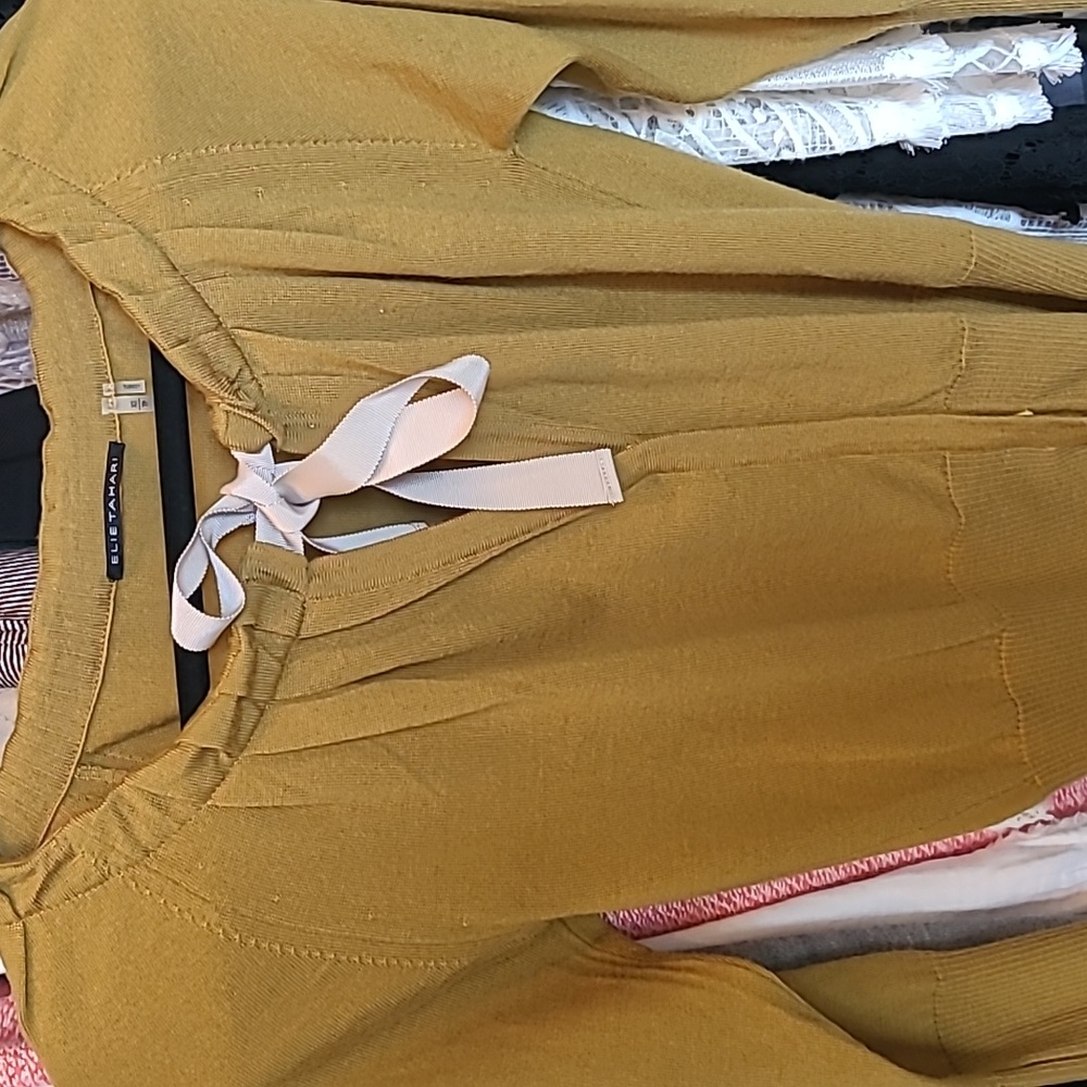 Elie Tahari 100% Extrafine Merino Cardigan Olive